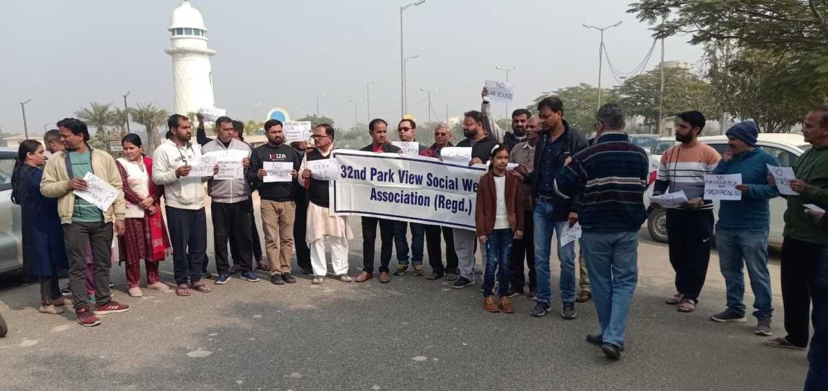 यमुना गौर सिटी में फ्लैट खरीदारों ने किया प्रदर्शन